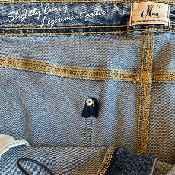 D/C Slim Jean Capri with Tulip Hem - Picture 4 of 8